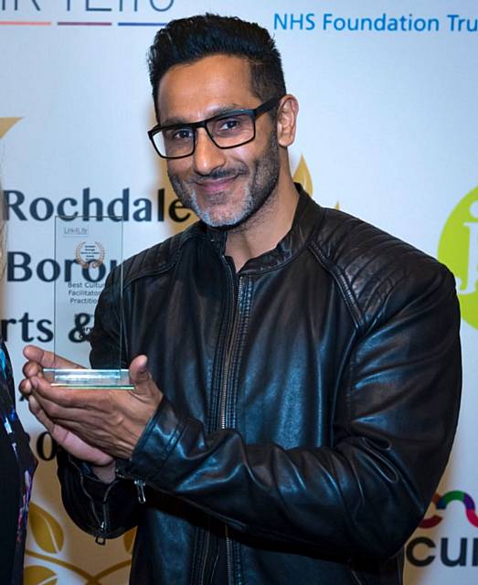 Parvez Qadir with his award