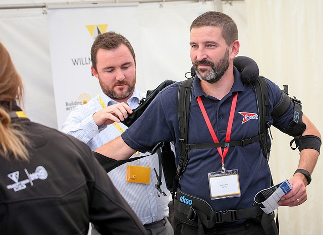 Willmott Dixon is the first company in the construction industry to trial the ‘Eksovest’, which aims to support workers during lifting