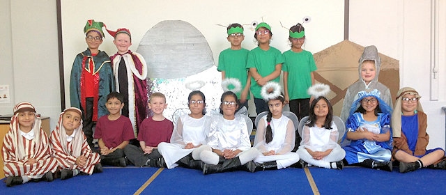 Lowerplace Primary perform ‘Christmas with the Aliens’