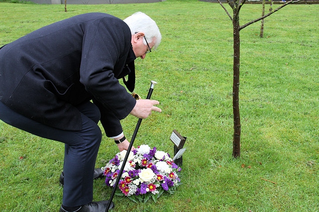 The Mayor lays a wreath for Workers' Memorial Day