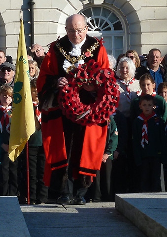 Mayor Billy Sheerin approaches the cenotaph with a poppy wreath