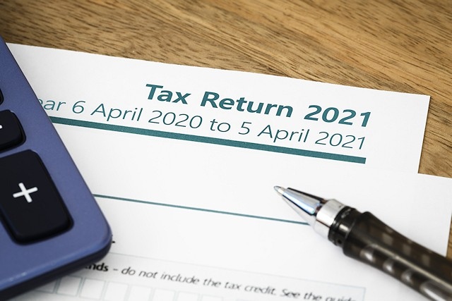 Self Assessment taxpayers are being given extra time to complete their 2020/21 tax return by HMRC