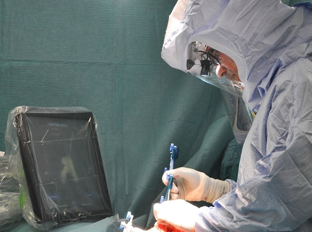 Orthopaedic surgeon, Mr Bonshahi performing robotic assisted surgery
