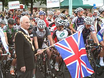 Rochdale Mayor, Councillor Peter Evans, starts the Elite Race