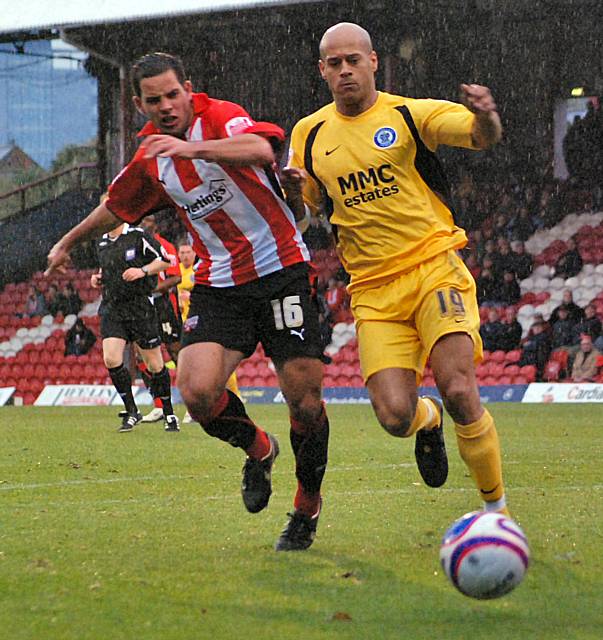 Thorpe chases the ball down alongside Sam Wood.