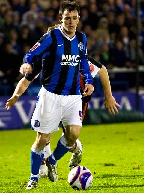 Chris Dagnall holds up possession (Rochdale v Shrewsbury 26-12-08)