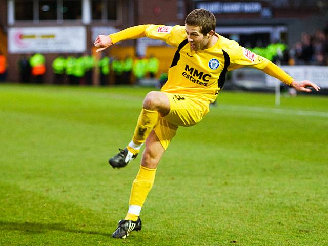 Kennedy plays a pass - Port Vale v Rochdale 28-12-08