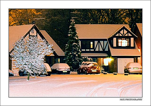 Picturesque scene on The Green in Castleton at 7.00am (02/12/2008)