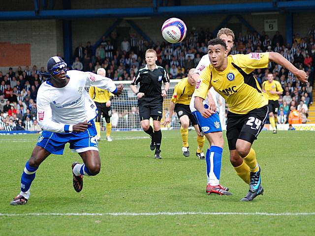 Sodje and Howe chase for the ball