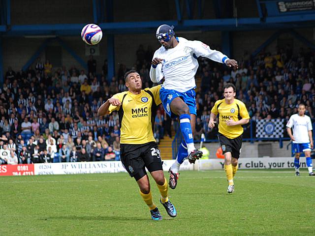 Sodje wins a header against Howe