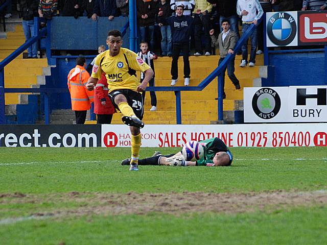 Howe shoots what he thinks is the winner in the last minute but the goal was ruled out for a foul