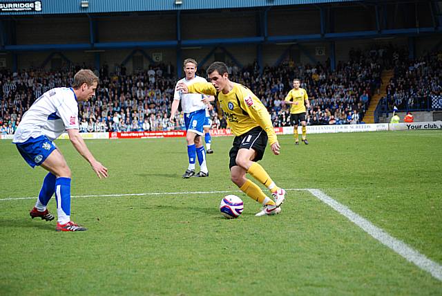 Rundle takes on his man inside the Bury box