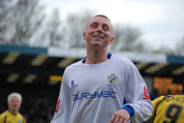 Former Bury winger Nicky Adams has signed for Dale on loan for a month.