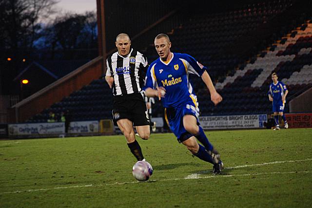 Stephen Hunt looks to get away from Dale captain Gary Jones