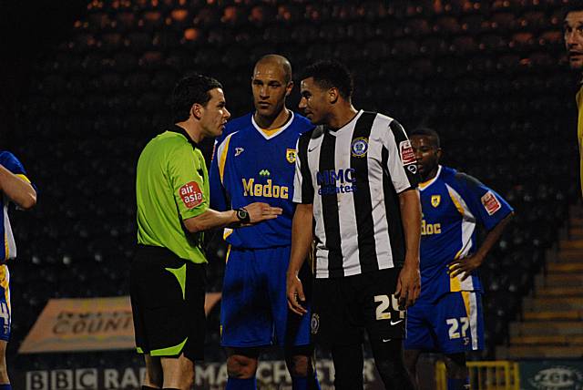 The referee has a word with Jason Lee and Rene Howe