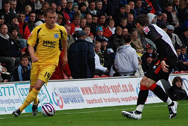 Scott Wiseman made his debut for Dale on the right hand side of the midfield