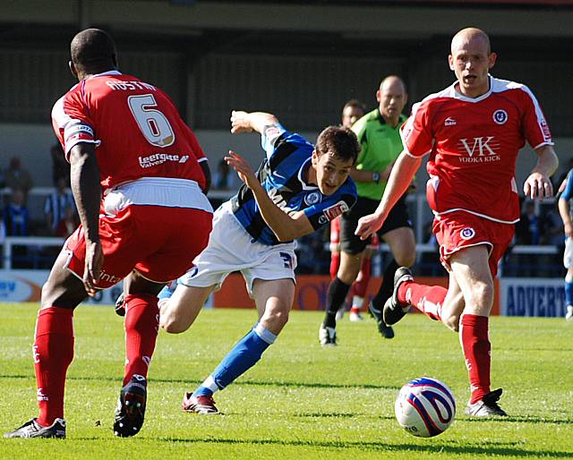 Buckley looks to get between two defenders.