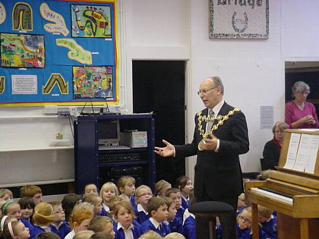 Rochdale Mayor Councillor Keith Swift talks to pupils.