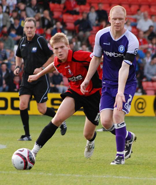 Jason Kennedy lays the ball off.