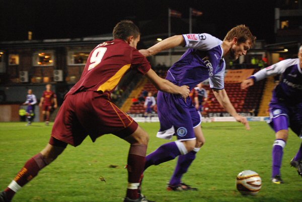 Wiseman gets away from Gareth Evans.