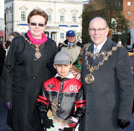 The Mayor and Mayoress with a child watching the parade