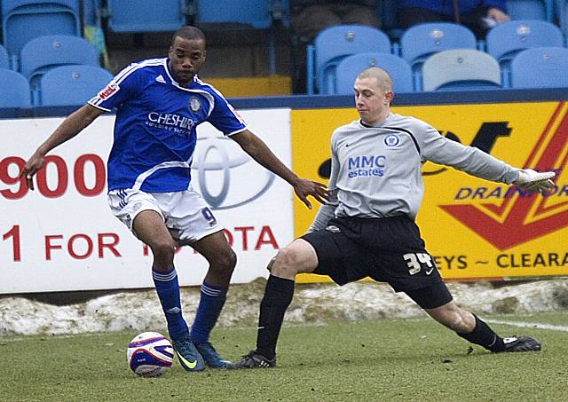 Frank Fielding comes off limits to try and tackle Sinclair.