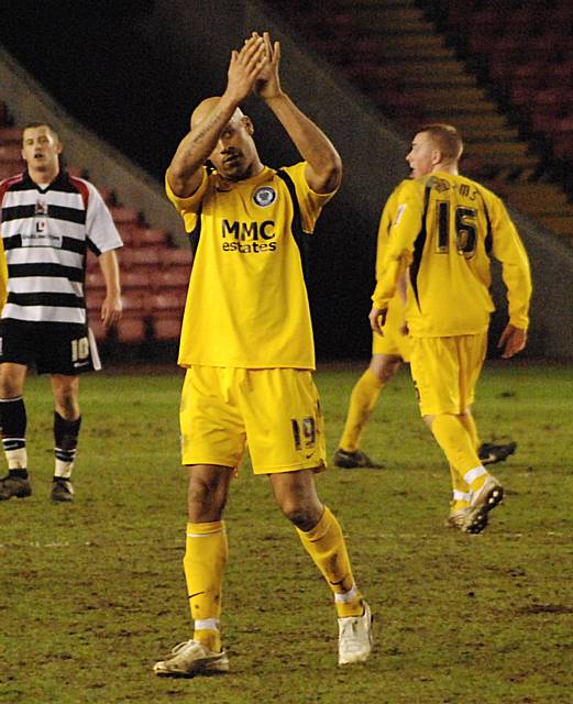 Lee Thorpe applauds the Dale fans.