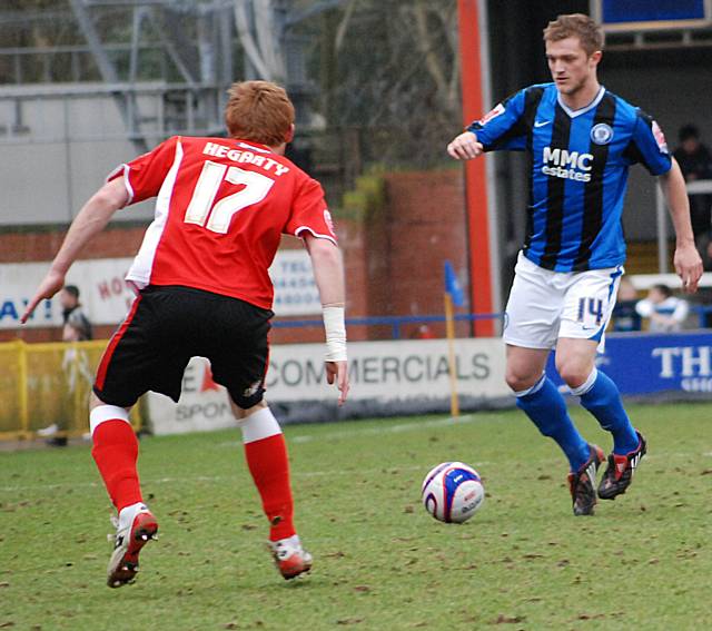 Scott Wiseman attacks Nick Hegarty.