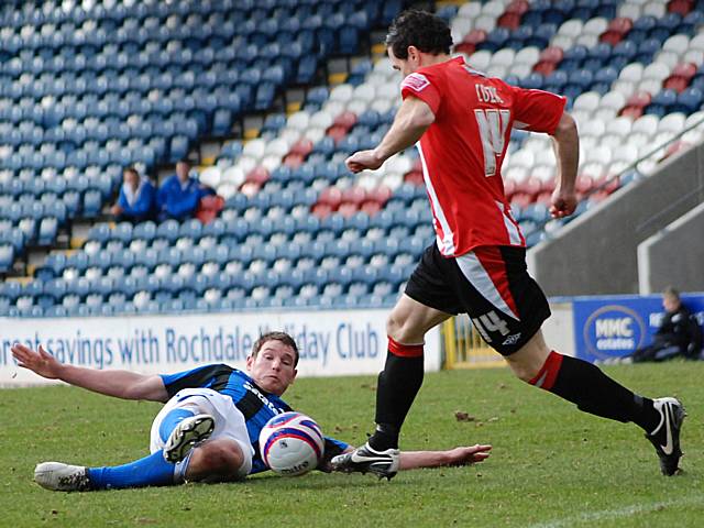 Ciaran Toner challenges Berti Cozic.