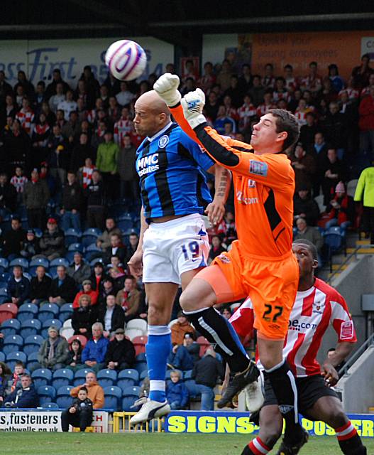 Paul Jones punches the ball clear under pressure from Lee Thorpe.