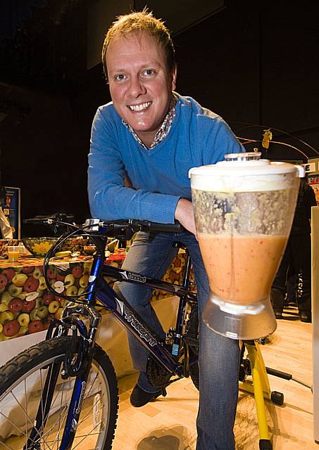 Antony Cotton tries out the smoothie maker.