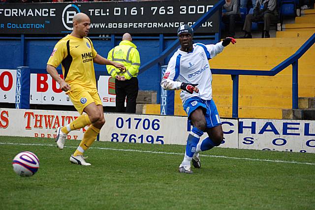 Sodje lays the ball off under pressure from Thorpe.