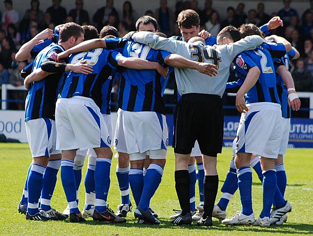 The Dale players get into a huddle before kick off.