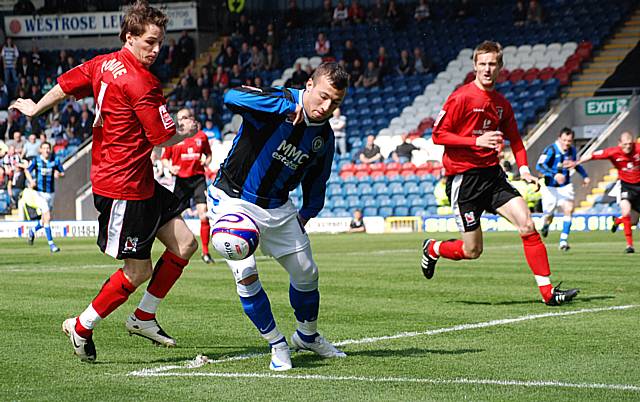 Le Fondre finds more space in Darlington territory.