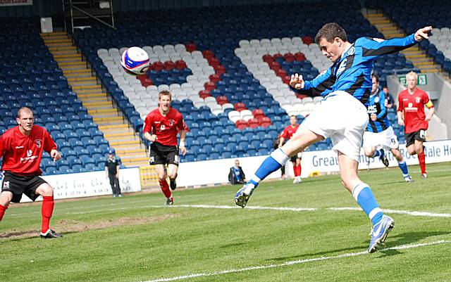 Rundle blazes a late volley over the top.