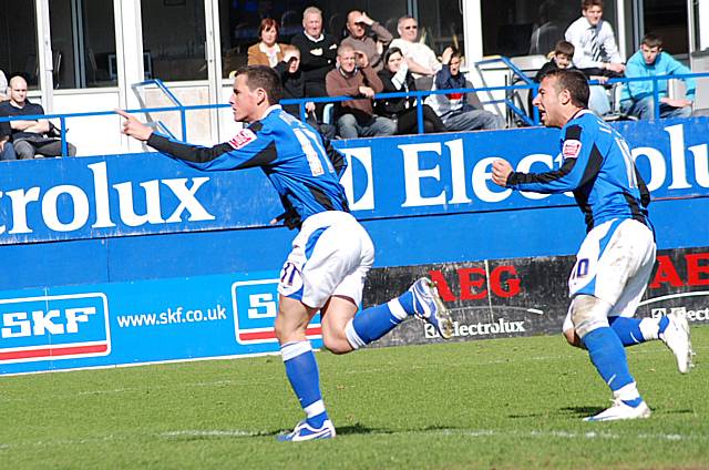 Rundle celebrates his equaliser with Le Fondre.