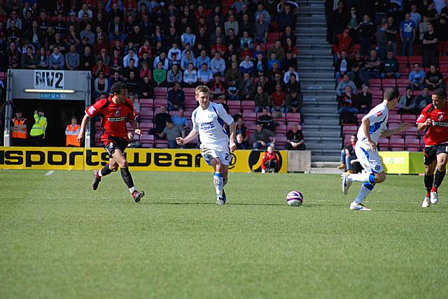 Mark Jones spreads the ball to Rundle.