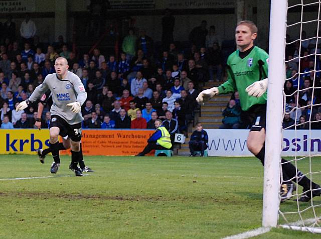 Both goalkeepers prepare for a last minute Dale corner.