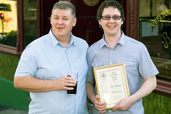 Peter Alexander of CAMRA presents the Pub of the Year 2009 Award to Simon Crompton, Landlord of The Baum