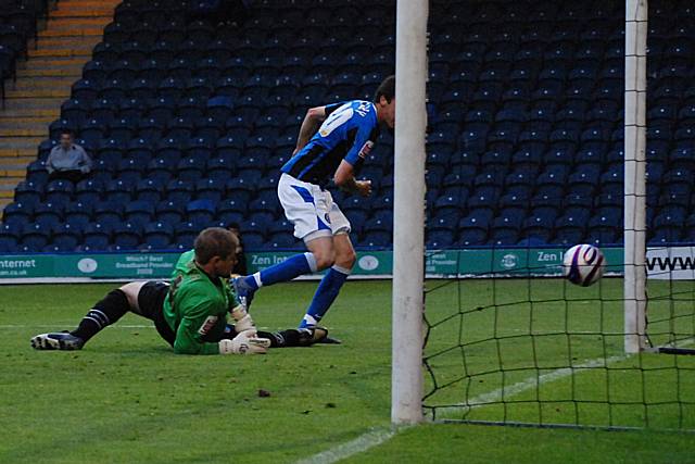 Buckley gathers Thorpe's deflected shot to round Simon Royce and score.