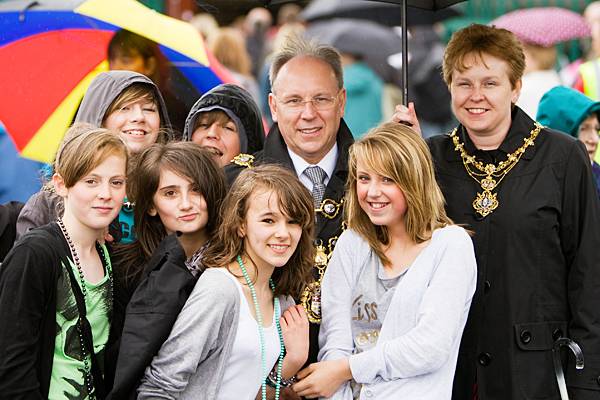 Mayor Keith Swift and Mayoress Sue Etchells with children at Norden Carnival 2009