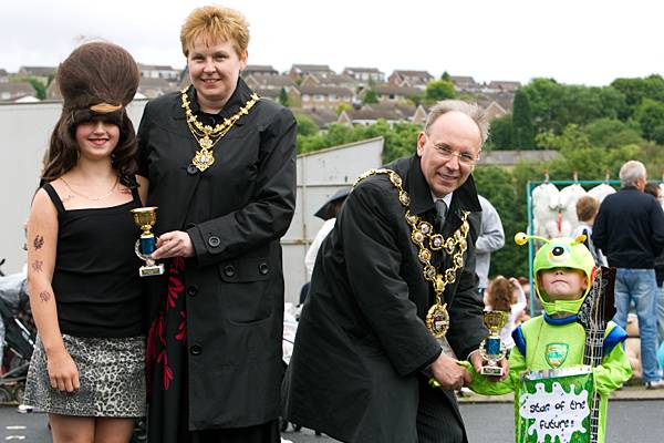 Mayor Keith Swift and Mayoress Sue Etchells present the prizes to the winners of the fancy dress compeition - Norden Carnival 2009