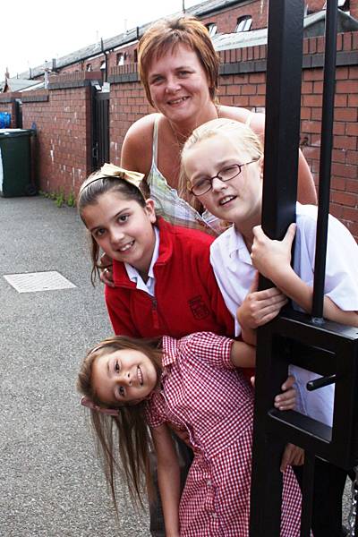 Street rep Rachel Andrews with daughter Elizabeth, aged 10 and neighbours Aanisaa Dutt, aged 10 and Alliyya Dutt, aged 5