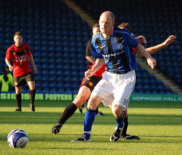 Jason Kennedy lays the ball off.