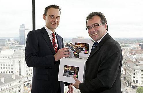 Phil Woolas (right) receives a ballot box containing campaign postcards calling for action to stop irresponsible drinks promotions from Our Life’s head of campaigns and advocacy, Calum Irving.