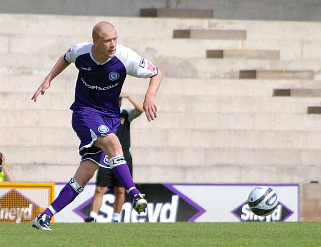 Jason Kennedy spreads a pass.