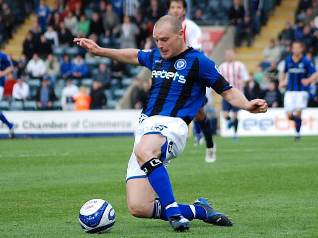 Gary Jones makes a pass.