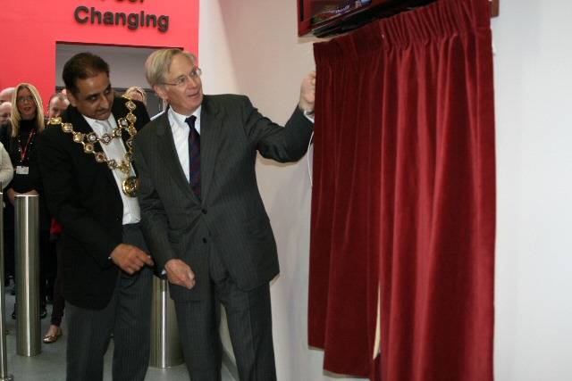 The Mayor of Rochdale, Councillor Zulfiqar Ali alongside the Duke of Gloucester as he unveils the commemorative plaque 