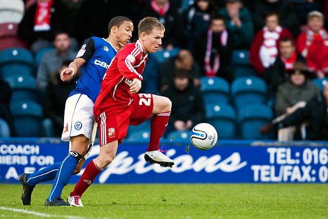 Rochdale 3 - 3 Swindon Town<br />Matt Ritchie gets close attention from Joe Thompson 