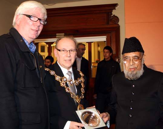 Mr Mohammad Sharif Baleem recieves his Services to Community Award from Mayor Swift and Paul Rowen MP